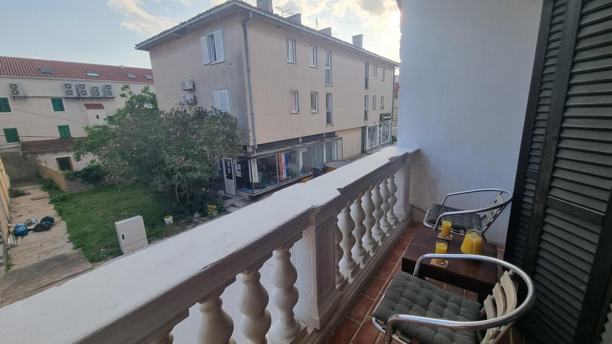 Ivory Apartment *